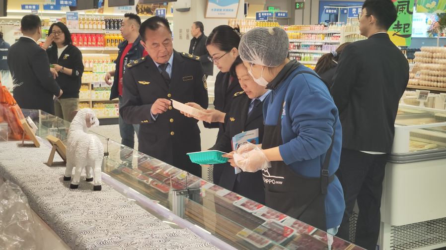  “普法摊”摆在商圈里